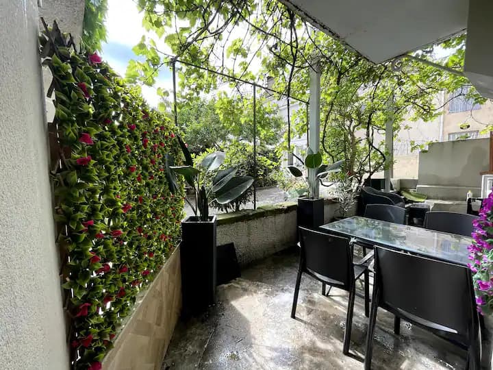Terrasse végétalisée d'un logement géré par Hostimo