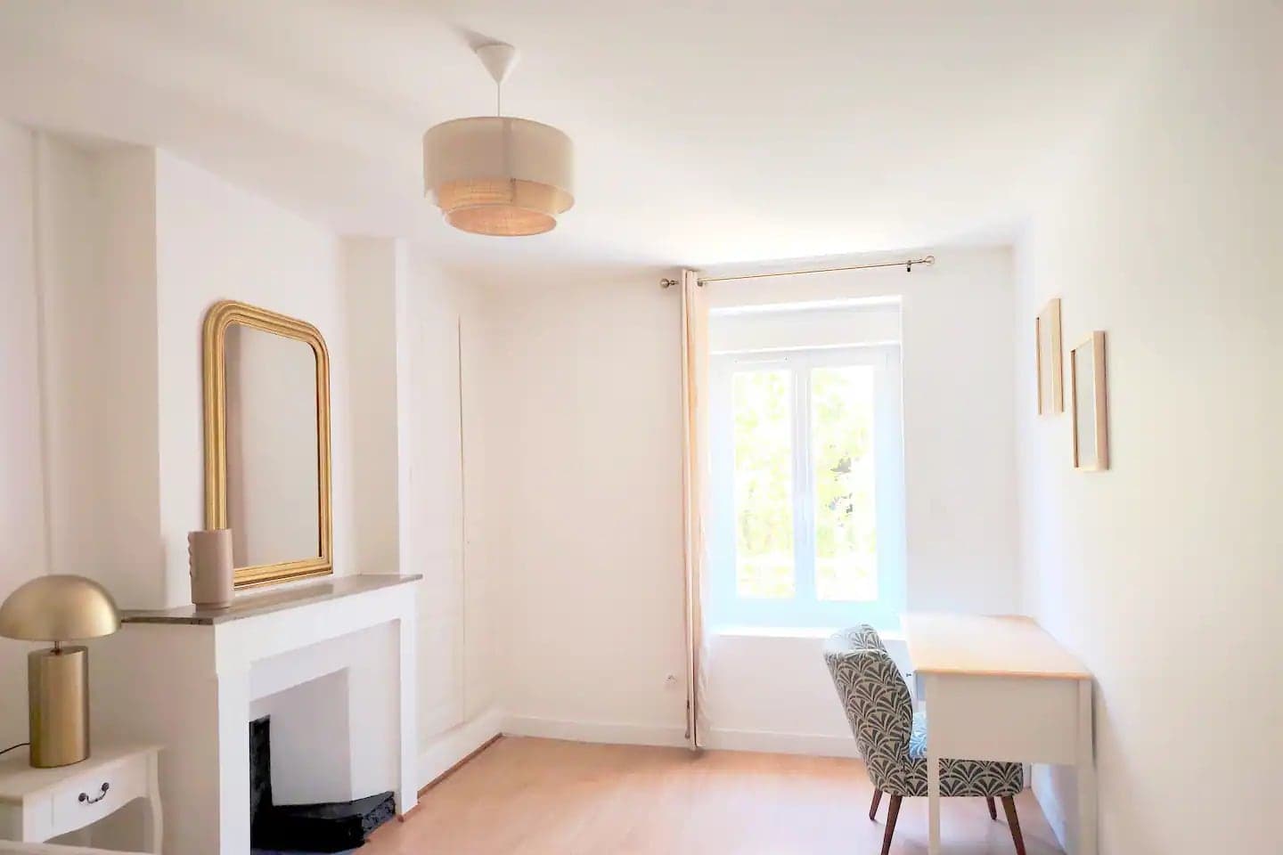 Chambre avec cheminée et miroir doré